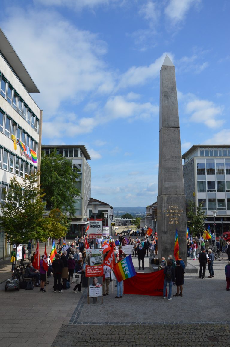 OPFER VON KRIEG UND VERTREIBUNG UNTERSTÜTZEN, KRIEGSVERBRECHEN UND VÖLKERMORD AHNDEN