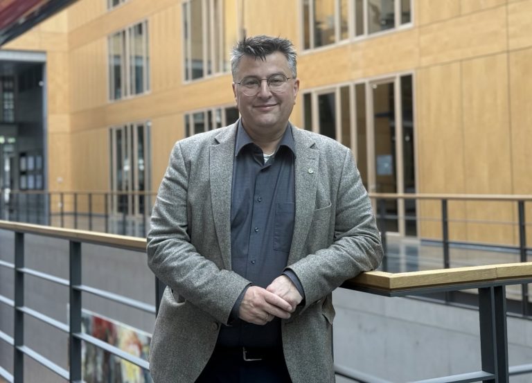 taz -Artikel vom 06.11.2025: Grünen-Politiker kritisiert Bundesregierung scharf